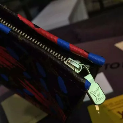 Косметичка Louis Vuitton M41409 Toiletry Pouch 26 Monogram Canvas "Brown" фото № 8 Косметичка Louis Vuitton M41409 Toiletry Pouch 26 Monogram Canvas "Brown" фото № 8