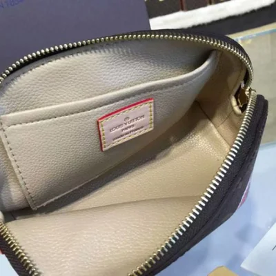 Косметичка Louis Vuitton M41439 Cosmetic Pouch Monogram Canvas "Brown" фото № 7 Косметичка Louis Vuitton M41439 Cosmetic Pouch Monogram Canvas "Brown" фото № 7