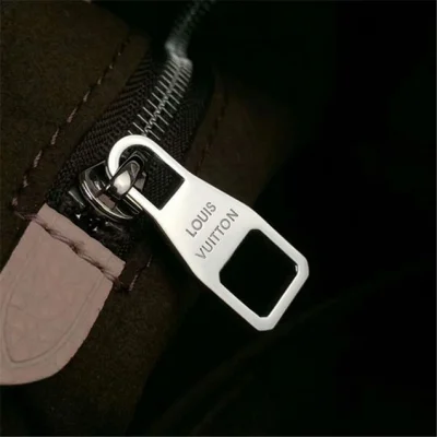 Сумка Louis Vuitton M51219 Babylone Chain BB Hobo Bag Mahina Leather "Pink" фото № 10 Сумка Louis Vuitton M51219 Babylone Chain BB Hobo Bag Mahina Leather "Pink" фото № 10