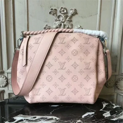 Сумка Louis Vuitton M51219 Babylone Chain BB Hobo Bag Mahina Leather "Pink" фото № 2 Сумка Louis Vuitton M51219 Babylone Chain BB Hobo Bag Mahina Leather "Pink" фото № 2
