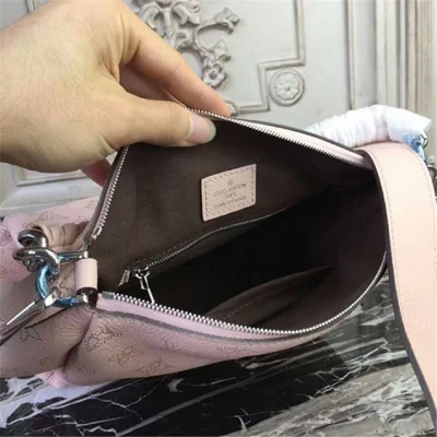 Сумка Louis Vuitton M51219 Babylone Chain BB Hobo Bag Mahina Leather "Pink" фото № 9 Сумка Louis Vuitton M51219 Babylone Chain BB Hobo Bag Mahina Leather "Pink" фото № 9