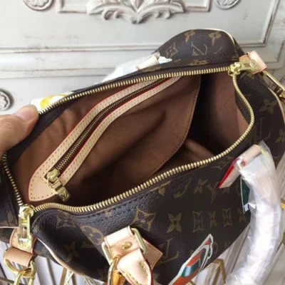 Сумка Louis Vuitton M41046 Speedy Bandouliere 30 My World Tour Tote Bag Monogram Canvas "Brown" фото № 9 Сумка Louis Vuitton M41046 Speedy Bandouliere 30 My World Tour Tote Bag Monogram Canvas "Brown" фото № 9