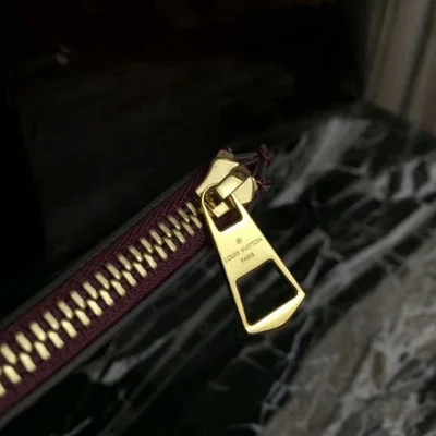 Сумка с клатчем Louis Vuitton Long Beach MM M90475 Monogram Vernis "Purple" фото № 8 Сумка с клатчем Louis Vuitton Long Beach MM M90475 Monogram Vernis "Purple" фото № 8