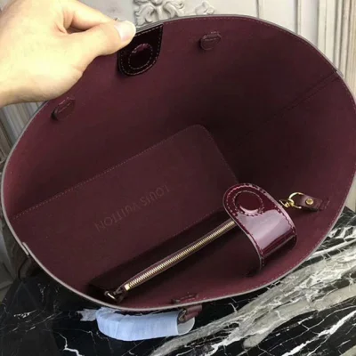 Сумка с клатчем Louis Vuitton Long Beach MM M90475 Monogram Vernis "Purple" фото № 9 Сумка с клатчем Louis Vuitton Long Beach MM M90475 Monogram Vernis "Purple" фото № 9