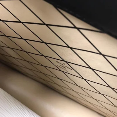 Сумка Louis Vuitton Epi Leather Trunk Clutch M52151 "White" фото № 10 Сумка Louis Vuitton Epi Leather Trunk Clutch M52151 "White" фото № 10