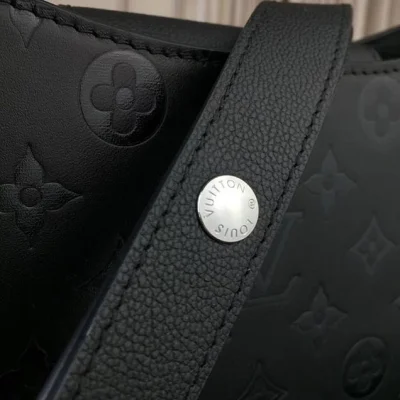 Сумка Louis Vuitton Monogram Empreinte Leather Very Hobo M53346 "Black" фото № 6 Сумка Louis Vuitton Monogram Empreinte Leather Very Hobo M53346 "Black" фото № 6