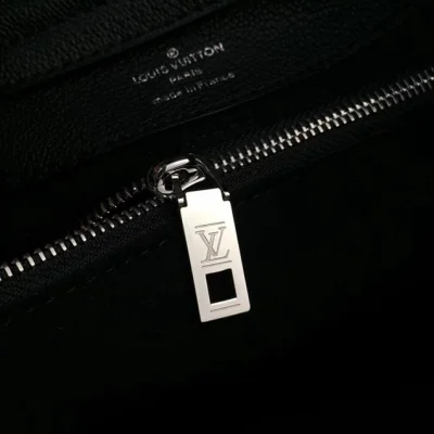 Сумка Louis Vuitton Monogram Empreinte Leather Very Hobo M53346 "Black" фото № 9 Сумка Louis Vuitton Monogram Empreinte Leather Very Hobo M53346 "Black" фото № 9