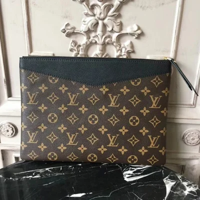 Клатч Louis Vuitton M62048 Daily Pouch Monogram Canvas Black "Brown" фото № 4 Клатч Louis Vuitton M62048 Daily Pouch Monogram Canvas Black "Brown" фото № 4