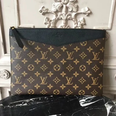 Клатч Louis Vuitton M62048 Daily Pouch Monogram Canvas Black "Brown" фото № 2 Клатч Louis Vuitton M62048 Daily Pouch Monogram Canvas Black "Brown" фото № 2