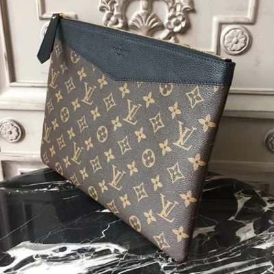 Клатч Louis Vuitton M62048 Daily Pouch Monogram Canvas Black "Brown" фото № 3 Клатч Louis Vuitton M62048 Daily Pouch Monogram Canvas Black "Brown" фото № 3