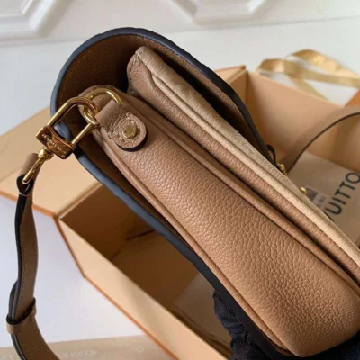 Сумка Louis Vuitton Pochette Metis M44300 Monogram Empreinte Canvas "Beige" фото № 5 Сумка Louis Vuitton Pochette Metis M44300 Monogram Empreinte Canvas "Beige" фото № 5