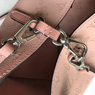 Сумка Louis Vuitton Hina PM M54353 Mahina Leather Magnolia "Beige" фото № 7