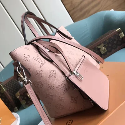 Сумка Louis Vuitton Hina PM M54353 Mahina Leather Magnolia "Beige" фото № 4
