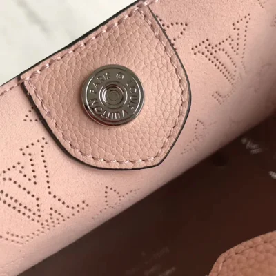 Сумка Louis Vuitton Hina PM M54353 Mahina Leather Magnolia "Beige" фото № 9