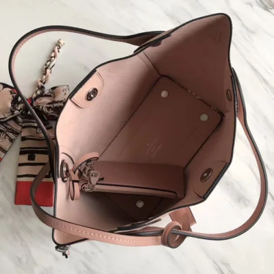 Сумка Louis Vuitton Hina PM M54353 Mahina Leather Magnolia "Beige" фото № 8