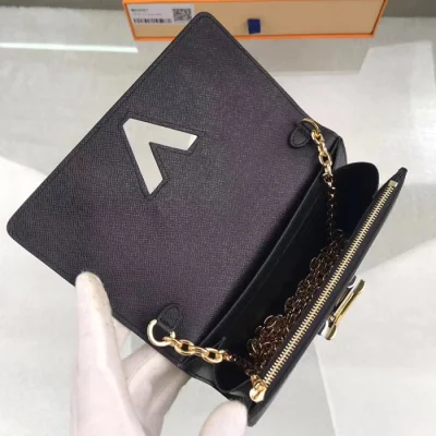 Сумка Louis Vuitton Twist Chain Wallet M63987 Epi Leather "Black" фото № 9
