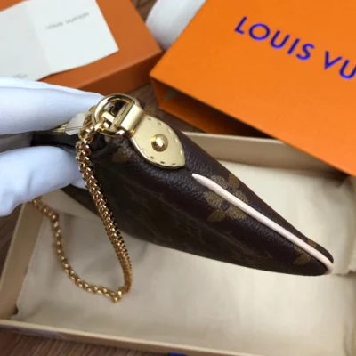 Клатч Louis Vuitton Pochette Milla MM M60094 Monogram Canvas "Brown" фото № 6 Клатч Louis Vuitton Pochette Milla MM M60094 Monogram Canvas "Brown" фото № 6