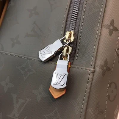 Рюкзак Louis Vuitton Backpack PM Monogram Titanium Canvas Fall Winter 2018 Collection M43882 Grey "Brown" фото № 4 Рюкзак Louis Vuitton Backpack PM Monogram Titanium Canvas Fall Winter 2018 Collection M43882 Grey "Brown" фото № 4