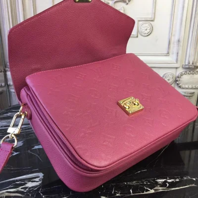 Сумка Louis Vuitton Pochette Metis 25cm Bag Monogram Empreinte Canvas Spring Summer 2018 Collection M43737 Rose Bruyere "Pink" фото № 8 Сумка Louis Vuitton Pochette Metis 25cm Bag Monogram Empreinte Canvas Spring Summer 2018 Collection M43737 Rose Bruyere "Pink" фото № 8