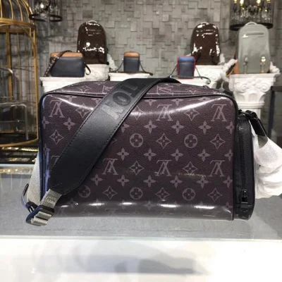 Сумка Louis Vuitton Monogram Eclipse Glaze Canvas Camera Bag 2018 "Purple" фото № 3