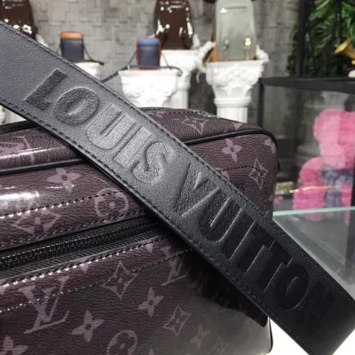 Сумка Louis Vuitton Monogram Eclipse Glaze Canvas Camera Bag 2018 "Purple" фото № 5