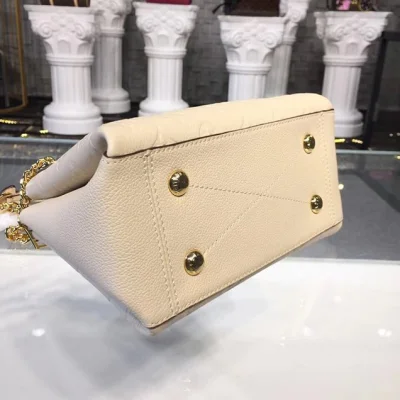 Сумка Louis Vuitton Monogram Empreinte Surene BB Bag Creme M43877 2018 "Beige" фото № 5 Сумка Louis Vuitton Monogram Empreinte Surene BB Bag Creme M43877 2018 "Beige" фото № 5