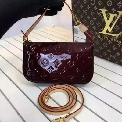 Сумка Louis Vuitton M91576 Pochette Accessoires Monogram Vernis "Chocolate" фото № 3 Сумка Louis Vuitton M91576 Pochette Accessoires Monogram Vernis "Chocolate" фото № 3