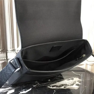 Сумка Louis Vuitton Taiga Leather Roman PM M32726 "Black" фото № 8