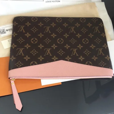Клатч Louis Vuitton M62942 Daily Pouch Monogram Canvas Rose Poudre "Brown" фото № 3 Клатч Louis Vuitton M62942 Daily Pouch Monogram Canvas Rose Poudre "Brown" фото № 3