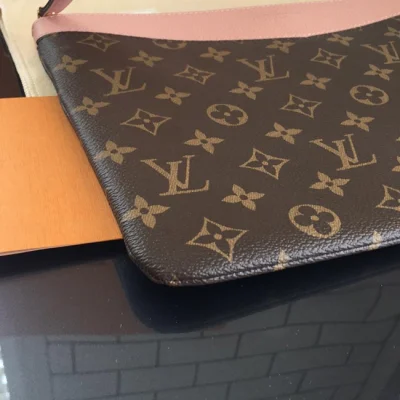 Клатч Louis Vuitton M62942 Daily Pouch Monogram Canvas Rose Poudre "Brown" фото № 7 Клатч Louis Vuitton M62942 Daily Pouch Monogram Canvas Rose Poudre "Brown" фото № 7