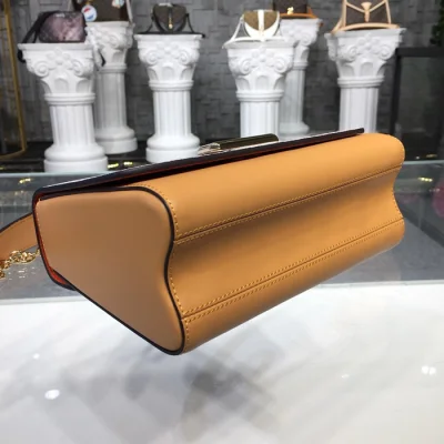 Сумка Louis Vuitton Twist MM M44460 Monogram Canvas "White" фото № 6 Сумка Louis Vuitton Twist MM M44460 Monogram Canvas "White" фото № 6