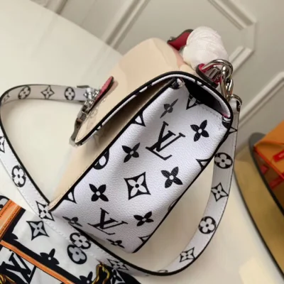 Сумка Louis Vuitton Cherrywood BB M53632 Patent Leather Creme "Beige" фото № 4