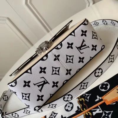 Сумка Louis Vuitton Cherrywood BB M53632 Patent Leather Creme "Beige" фото № 5