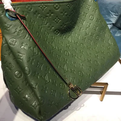 Сумка Louis Vuitton Artsy MM M43876 Monogram Empreinte Leather Kaki Fango "Green" фото № 4