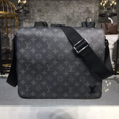 Сумка Louis Vuitton District MM Messenger Bag 32cm Monogram Eclipse Canvas Fall Winter 2018 Collection M44001 Infini "Black" фото № 2 Сумка Louis Vuitton District MM Messenger Bag 32cm Monogram Eclipse Canvas Fall Winter 2018 Collection M44001 Infini "Black" фото № 2