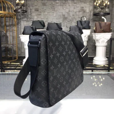 Сумка Louis Vuitton District MM Messenger Bag 32cm Monogram Eclipse Canvas Fall Winter 2018 Collection M44001 Infini "Black" фото № 3 Сумка Louis Vuitton District MM Messenger Bag 32cm Monogram Eclipse Canvas Fall Winter 2018 Collection M44001 Infini "Black" фото № 3