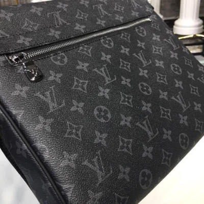 Сумка Louis Vuitton District MM Messenger Bag 32cm Monogram Eclipse Canvas Fall Winter 2018 Collection M44001 Infini "Black" фото № 5 Сумка Louis Vuitton District MM Messenger Bag 32cm Monogram Eclipse Canvas Fall Winter 2018 Collection M44001 Infini "Black" фото № 5