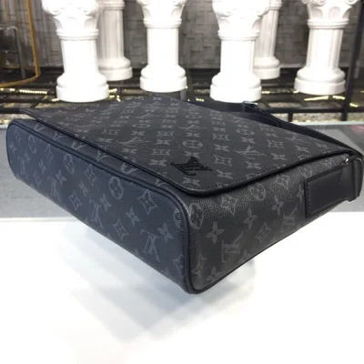 Сумка Louis Vuitton District MM Messenger Bag 32cm Monogram Eclipse Canvas Fall Winter 2018 Collection M44001 Infini "Black" фото № 9 Сумка Louis Vuitton District MM Messenger Bag 32cm Monogram Eclipse Canvas Fall Winter 2018 Collection M44001 Infini "Black" фото № 9