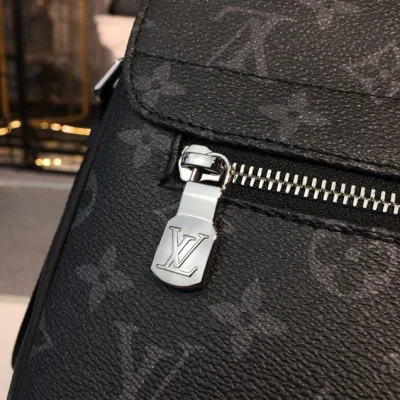 Сумка Louis Vuitton District MM Messenger Bag 32cm Monogram Eclipse Canvas Fall Winter 2018 Collection M44001 Infini "Black" фото № 10 Сумка Louis Vuitton District MM Messenger Bag 32cm Monogram Eclipse Canvas Fall Winter 2018 Collection M44001 Infini "Black" фото № 10