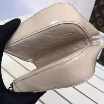 Сумка Louis Vuitton M90196 Pochette Accessoires Monogram Vernis "Beige" фото № 8 Сумка Louis Vuitton M90196 Pochette Accessoires Monogram Vernis "Beige" фото № 8