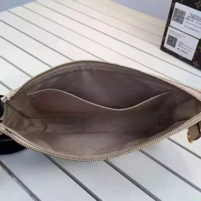 Сумка Louis Vuitton M90196 Pochette Accessoires Monogram Vernis "Beige" фото № 9 Сумка Louis Vuitton M90196 Pochette Accessoires Monogram Vernis "Beige" фото № 9