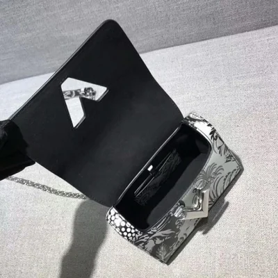 Сумка Louis Vuitton Twist PM M54938 Epi Leather "White" фото № 9