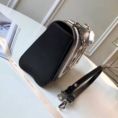 Сумка Louis Vuitton Epi Leather Twist MM M54286 "Black" фото № 5