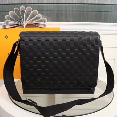 Сумка Louis Vuitton Damier Infini Leather District MM N41038 Onyx "Black" фото № 2