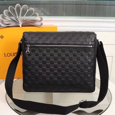 Сумка Louis Vuitton Damier Infini Leather District MM N41038 Onyx "Black" фото № 4