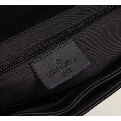 Сумка Louis Vuitton Damier Infini Leather District MM N41038 Onyx "Black" фото № 9