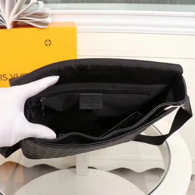 Сумка Louis Vuitton Damier Infini Leather District MM N41038 Onyx "Black" фото № 10