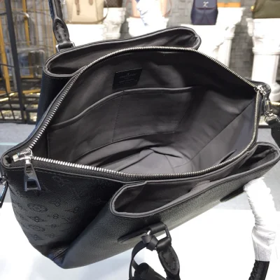 Сумка Louis Vuitton M55029 Haumea Mahina Leather "Black" фото № 8 Сумка Louis Vuitton M55029 Haumea Mahina Leather "Black" фото № 8