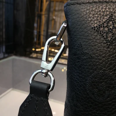 Сумка Louis Vuitton M55029 Haumea Mahina Leather "Black" фото № 6 Сумка Louis Vuitton M55029 Haumea Mahina Leather "Black" фото № 6