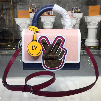 Сумка Louis Vuitton Twist MM M52514 Epi Leather Rose Ballerine Pink "Navy Blue" фото № 2